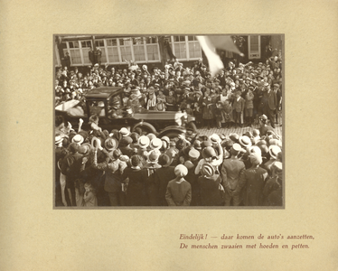 222739 Afbeelding van de aankomst van koningin Wilhelmina en haar gevolg bij de Jaarbeurs te Utrecht.